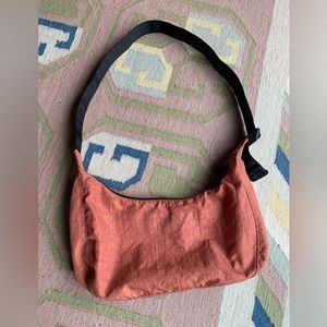 Crescent medium bag Rhubarb